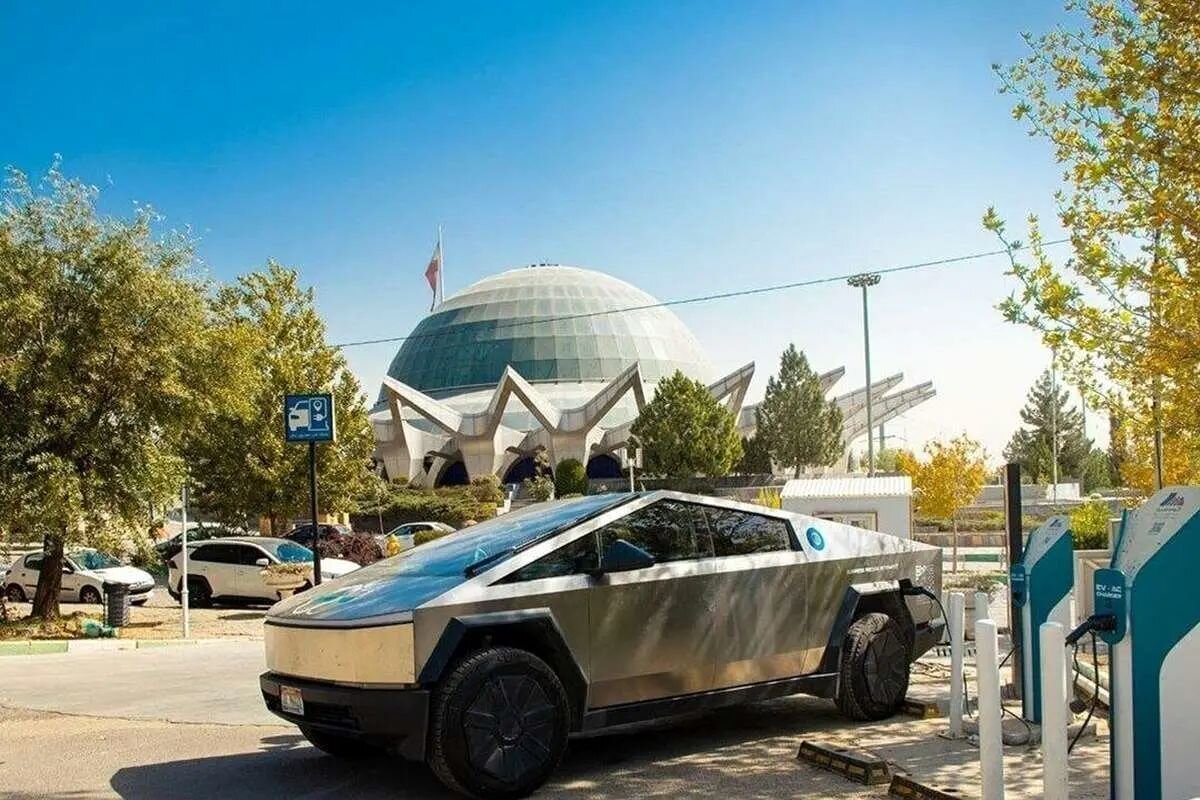 ببینید | سایبر تراک ایلان ماسک به میدان آزادی تهران رسید!