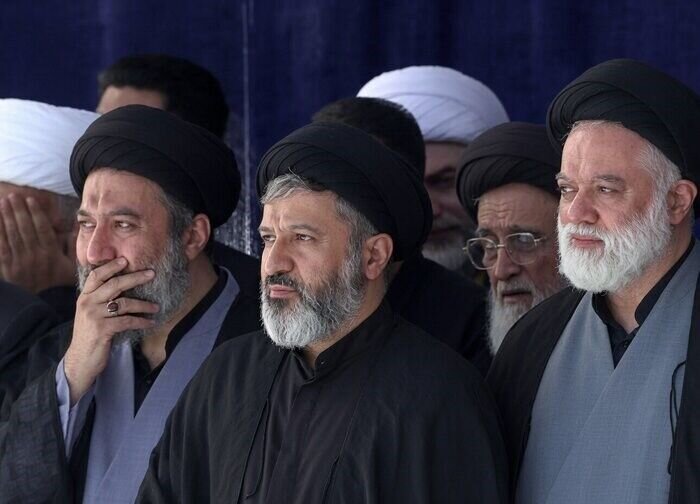 ببینید | حضور سید مصطفی خامنه‌ای در مراسم استقبال از پیکر رهبر شهید انقلاب