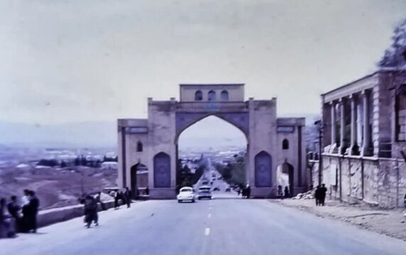 عکس/ عریضهنویسان فلکه شهرداری شیراز سال ۱۳۴۸ عکس/ عریضهنویسان فلکه شهرداری شیراز سال ۱۳۴۸